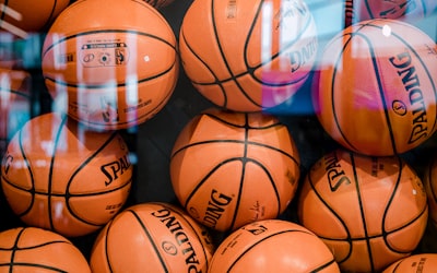 世界杯冠军球队捧起大力神杯庆祝胜利的激动时刻